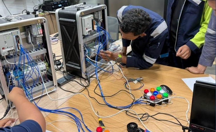 PLC Training – Complete with Kits / Simulation Equipment